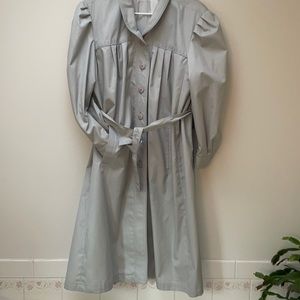 Beige trench raincoat belt puff sleeves buttons Romania classic